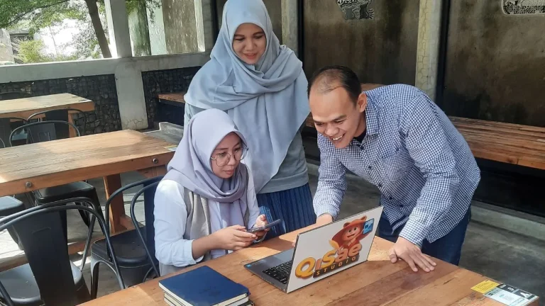 menulis fiksi menggunakan realitas dan imajinasi
