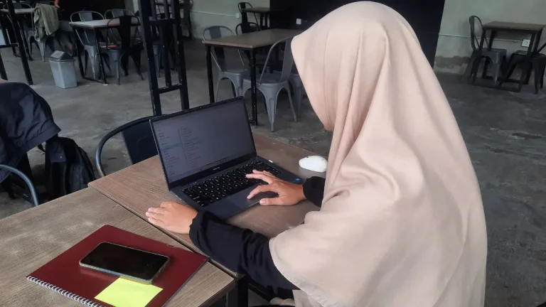menulis fiksi dengan teknik realisme magis