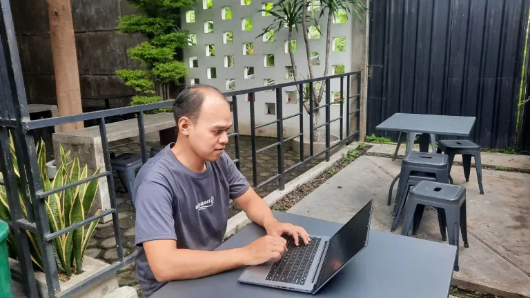 menulis fiksi dengan latar planet
