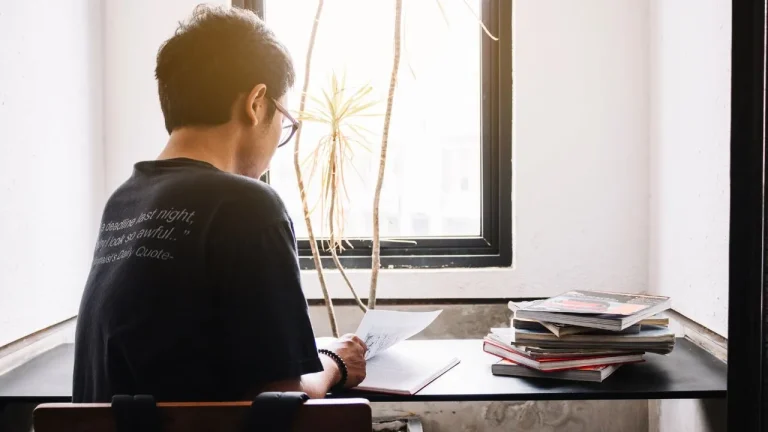 menulis fiksi dengan suasana politik