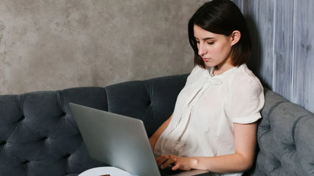 cerita fiksi dengan eksplorasi dua karakter