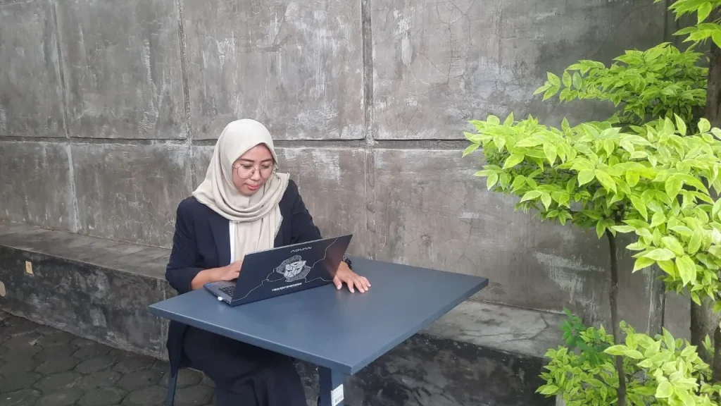 menulis fiksi dengan perspektif teknologi