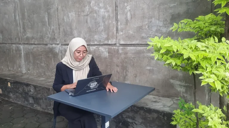 menulis fiksi dengan perspektif teknologi