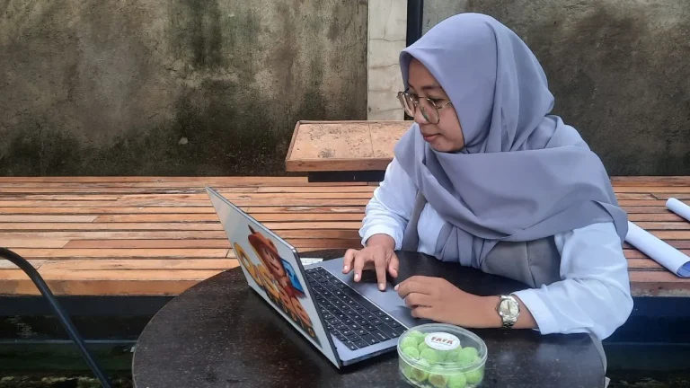 menulis fiksi menggunakan konflik