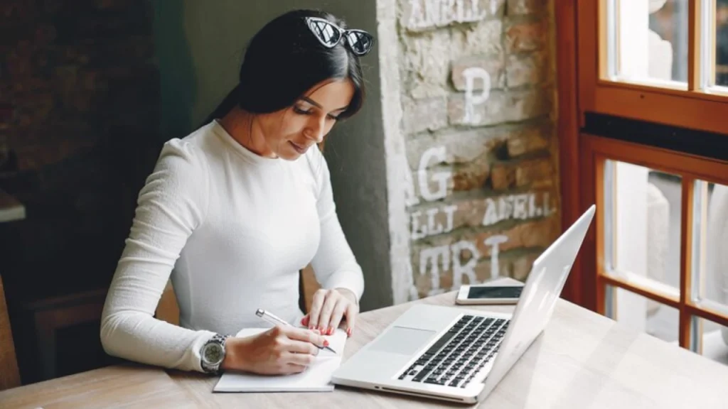 freelance writer, penulis lepas, menghasilkan uang, pekerja lepas, bekerja di mana saja, bekerja di rumah