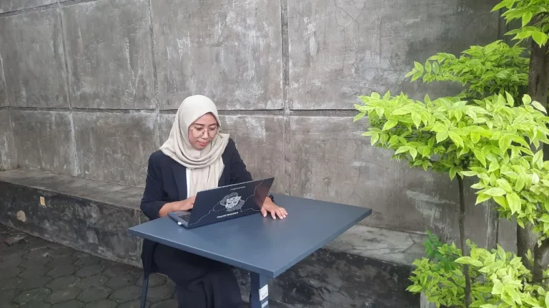 menulis fiksi menciptakan karakter