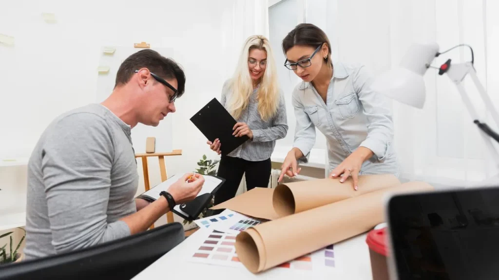 kolaborasi desainer produk dan tim teknik